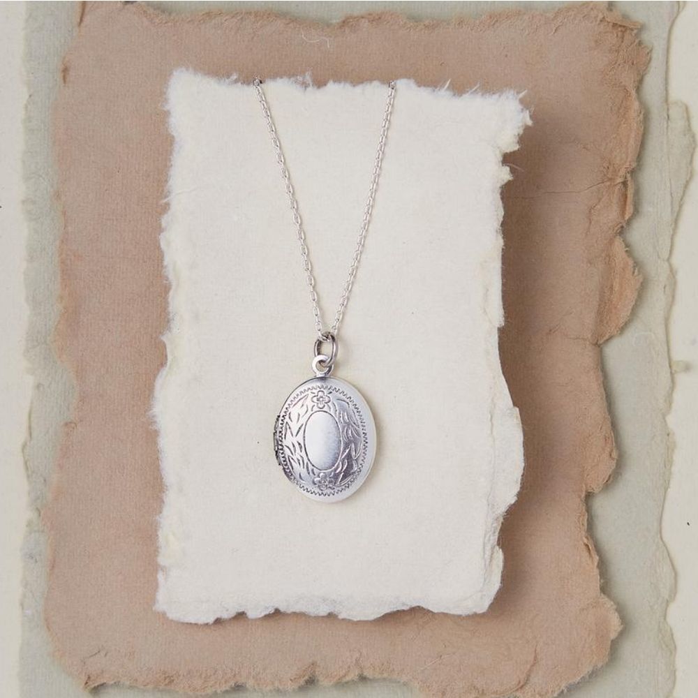 LOCKET | Oval with Leaf Border